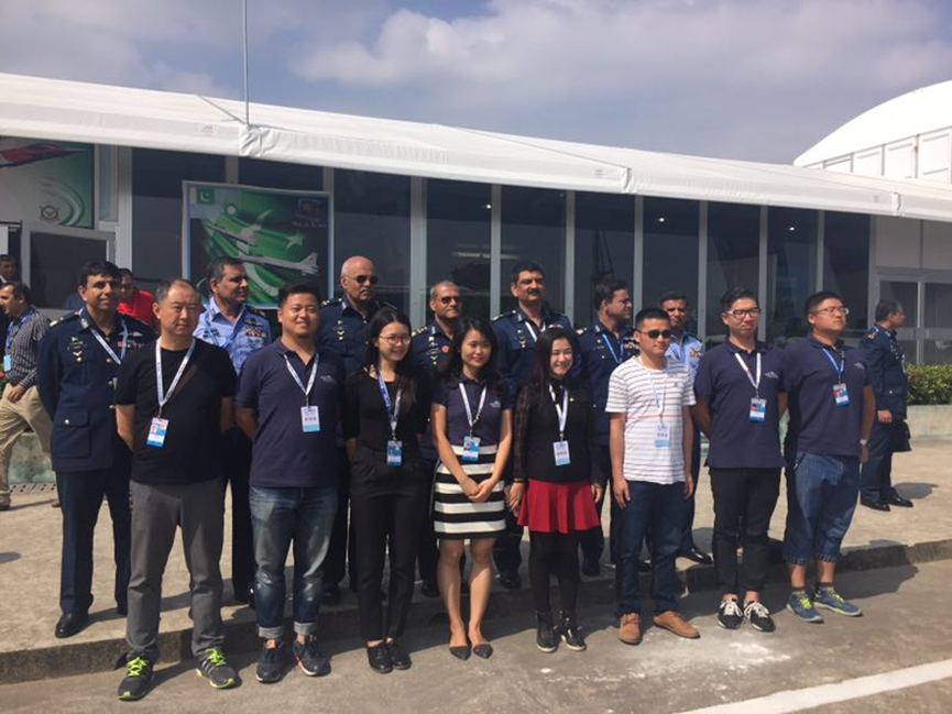 图为我院志愿者与来访的巴基斯坦空军高级代表团合影