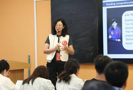 说明: 一群人在台上演讲描述已自动生成