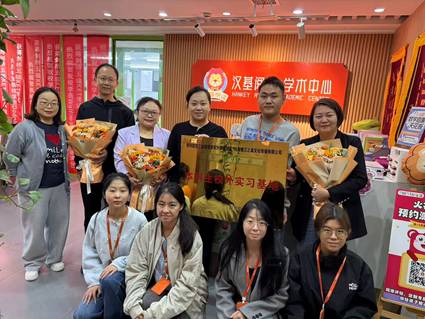 说明: 一群人的合影描述已自动生成